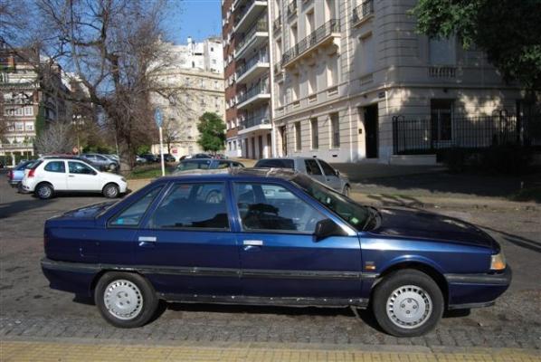Renault 21 TXE en Barrio Norte