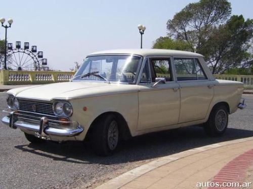 Une Renault Primaquatre devant Une Renault Primaquatre devant