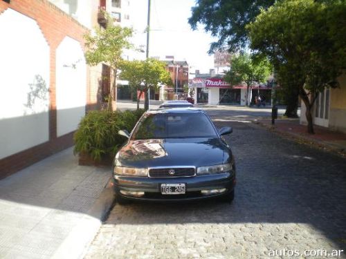 Mazda 929 sedan en Parque Chacabuco